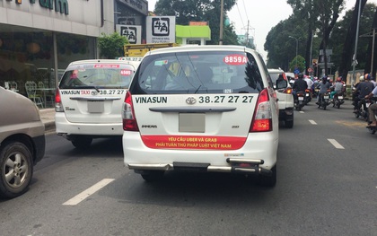 Vụ xe taxi Vinasun dán khẩu hiệu phản đối Uber và Grab: Lãnh đạo Vinasun yêu cầu toàn bộ tài xế gỡ bỏ decal