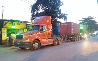 TP. HCM: Tài xế GrabBike ngã xuống đường sau va chạm giao thông, bị xe container cán tử vong tại chỗ