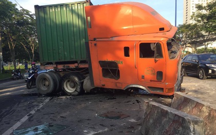 Xe container mất lái gây náo loạn đường phố, húc bay 50 mét dải phân cách ở Sài Gòn