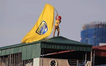 Bị cấm vào sân, CĐV Thanh Hóa leo nóc nhà "quẩy" tưng bừng