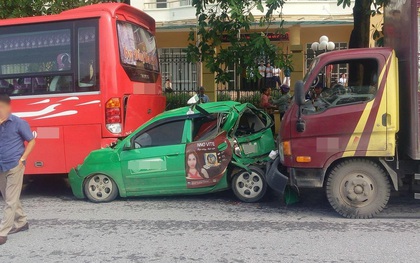 Phú Thọ: Taxi biến dạng sau khi bị xe tải húc kẹt vào gầm xe khách