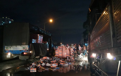 Xe tải sụt "hố voi", hàng trăm thùng bia rơi xuống đường vỡ nát