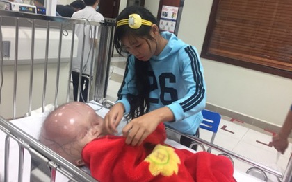 Người mẹ lên tiếng sau khi bị tố xảo quyệt, nhất định không cho người khác cứu con bị não úng thủy