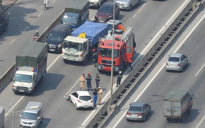 Hà Nội: Nữ tài xế đang đi thì tự đâm vào dải phân cách, gây ách tắc trên đường vành đai