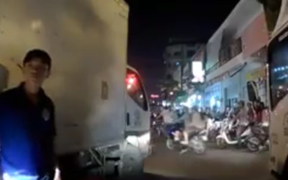 TP.HCM: 3 tài xế xe tải hung hăng chặn đường hăm dọa, đòi đánh người lái ô tô Grab