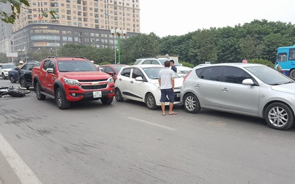 Hà nội: Sau tai nạn liên hoàn giữa 5 ô tô và xe máy, một nam thanh niên bị hất văng vào lề đường