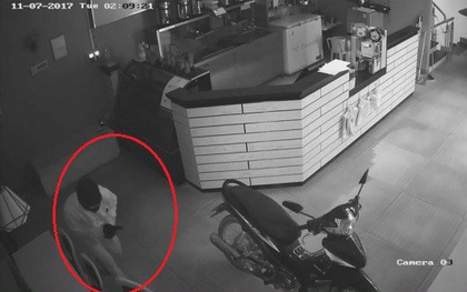 Truy tìm người đàn ông bịt mặt nghi cầm súng vào quán trà sữa Ding Tea trộm tài sản