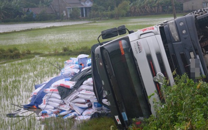 Quảng Nam: Mưa gió lớn, xe tải chở 20 tấn thức ăn gia súc mất lái lật xuống ruộng