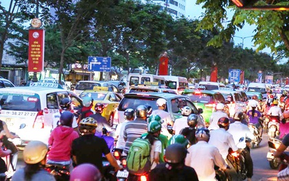Chuyên gia đô thị đề xuất thu phí các phương tiện "mượn đường" đi qua sân bay nhưng không vào Tân Sơn Nhất