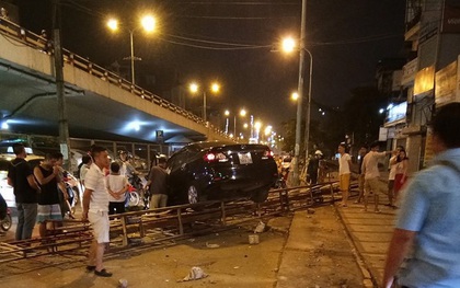 Hà Nội: Xe hơi mất lái húc bay ràu chắn tàu hỏa ngã 4 Trường Chinh - Giải Phóng