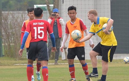 Paul Scholes đi bóng thị phạm cho cầu thủ trẻ của lò PVF