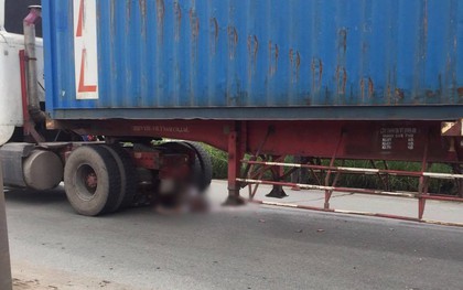 TP.HCM: Thi thể nam thanh niên kẹt chặt dưới gầm xe container sau va chạm kinh hoàng