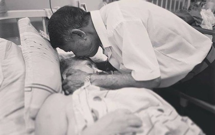 "Chuyện tình yêu 60 năm của ông nội sợ ma": Hay bị rầy la nhưng cụ ông không bao giờ quên hôn trán, nắm tay bà mỗi ngày