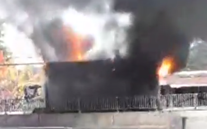 Xe tải chở hộp quẹt bốc cháy dữ dội kèm theo tiếng nổ, tài xế đạp cửa thoát thân