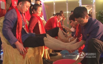 Trung Quốc: Lãnh đạo công ty tận tụy quỳ gối rửa chân cho nhân viên trong tiệc tất niên