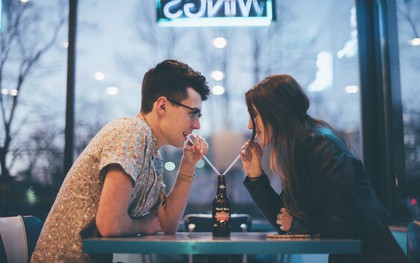 Quy tắc khi hẹn hò: Bỏ điện thoại xuống và cầm tay người ấy lên!