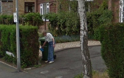 Cô gái nhìn thấy người mẹ đã mất của mình đang tưới cây trong vườn qua Google Earth