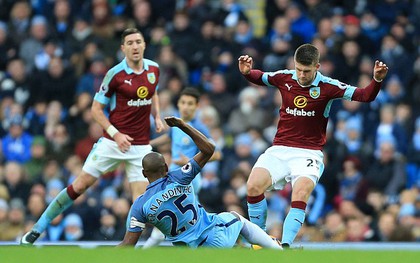 Cận cảnh pha "ăn chân" ghê rợn khiến sao Man City bị đuổi khỏi sân
