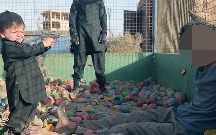 Rùng mình khoảnh khắc đứa trẻ vài tuổi dùng súng hạ sát một tù nhân IS