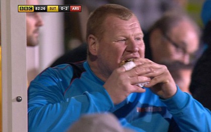Thủ môn "siêu bự" hồn nhiên ăn bánh giữa trận gặp Arsenal