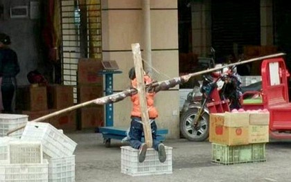 Không làm bài tập, cậu bé bị cha bắt quỳ và trói tay suốt nhiều giờ trên phố