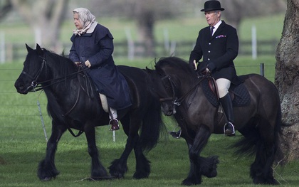 Dù đã gần 91 tuổi, Nữ hoàng Elizabeth vẫn khỏe mạnh và cưỡi ngựa thong dong bên sông Thames