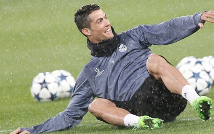 Ronaldo cười đùa cùng đồng đội, tập luyện cho Champions League