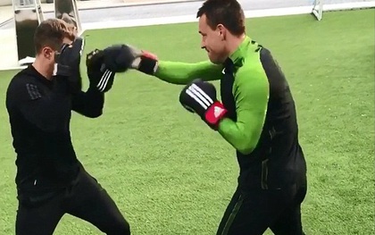 "Người thừa" John Terry hăng say luyện boxing