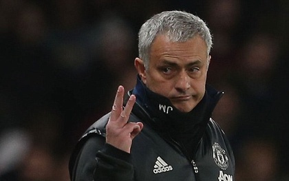 Tại sao Mourinho giơ 3 ngón tay về phía CĐV Chelsea?