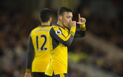 Sanchez và Ozil lập công, Arsenal bám đuổi tốp 4