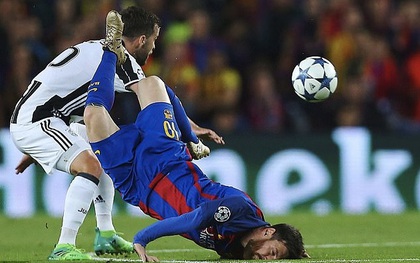 Bức ảnh Messi ngã sấp mặt gây bão