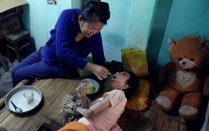 Truyện cổ tích có thật về hai chị em suốt 40 năm nuôi “người dưng” bị tâm thần, bại liệt