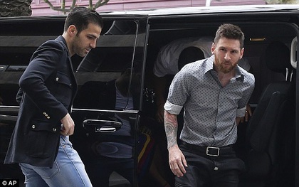 Messi sơ mi đóng thùng đến khai trương shop giày của Antonella và vợ Suarez