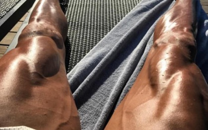 Ronaldo khoe "cặp giò quyền năng nhất thế giới bóng đá"