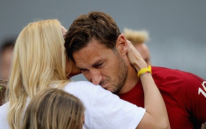 "Hoàng tử" Francesco Totti khóc nức nở trên vai vợ trong ngày chia tay AS Roma