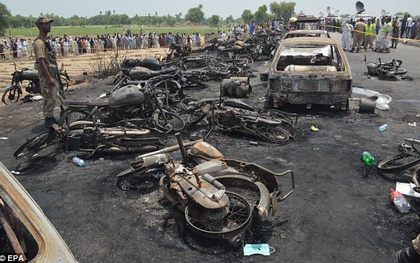 Số thương vong trong vụ xe lật, người dân bất chấp lao ra hôi dầu tại Pakistan tăng lên 290 người