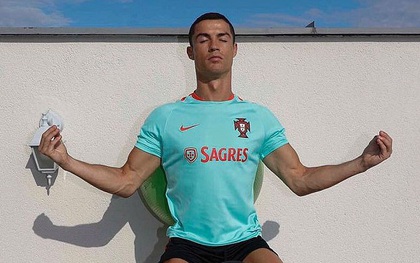 Ronaldo tập thiền giữa scandal cáo buộc trốn thuế