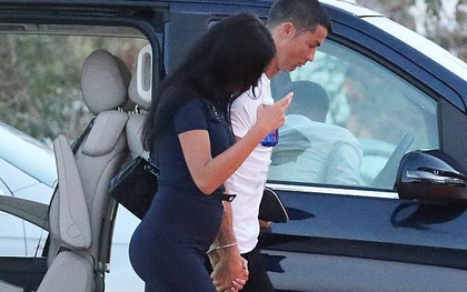 Ronaldo nắm chặt tay Georgina giữa muôn vàn thị phi