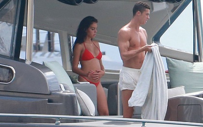 Georgina liên tục xoa bụng bầu khi đi nghỉ cùng Ronaldo trên du thuyền