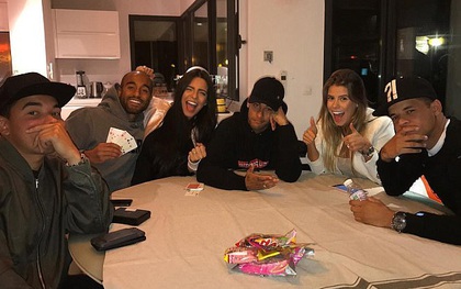 Neymar "diễn sâu" bên 2 người đẹp, chưa biết khi nào được đá cho PSG