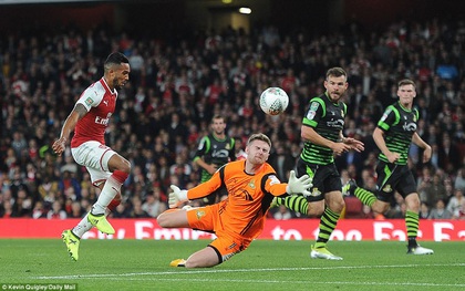 Theo Walcott giúp Arsenal vất vả vượt qua đội bóng hạng 3