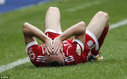 Ribery quằn quại nằm sân, nguy cơ giải nghệ vì chấn thương nặng