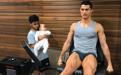 Con trai 4 tháng tuổi của Ronaldo tròn mắt nhìn bố luyện tập