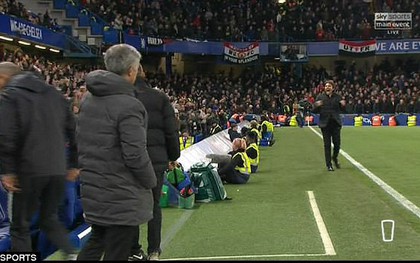 Trong một khoảnh khắc, góc khuất bí ẩn của Mourinho bỗng hiện ra