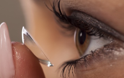 5 sai lầm nhiều người mắc phải khi đeo kính áp tròng khiến mắt bị tổn thương nghiêm trọng