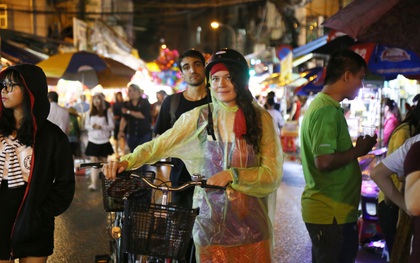 Chùm ảnh: Mưa lớn đêm trung thu, người Sài Gòn và du khách nước ngoài mặc áo mưa dạo phố lồng đèn