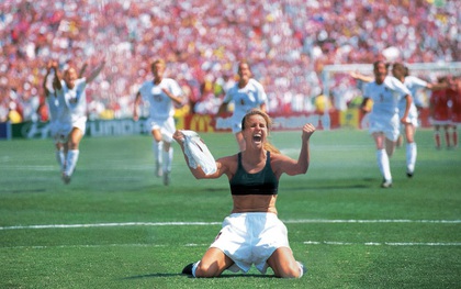 "Khoảnh khắc của sự cuồng si" đã trở thành biểu tượng của World Cup nữ 1999