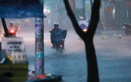 Chùm ảnh: Mưa xối xả chiều mùng 6 Tết, nhiều tuyến đường ở Sài Gòn bị ngập