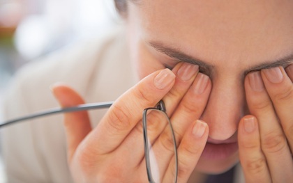 Ngồi máy tính, làm việc trong phòng điều hòa nhiều cần cẩn thận với các triệu chứng từ mắt sau