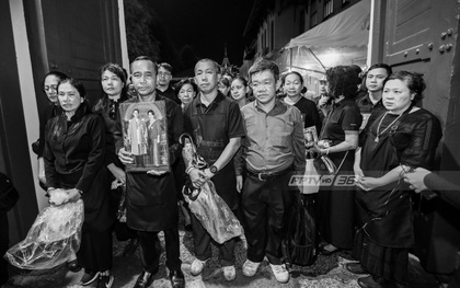 Nghẹn ngào nhìn lại những hình ảnh người dân Thái đến viếng thăm Quốc vương Bhumibol Adulyadej trong gần 1 năm qua